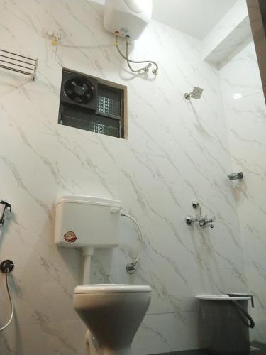 尼禄Casa De Menorah的一间带卫生间的浴室和墙上的扬声器
