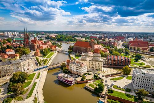 弗罗茨瓦夫Great Polonia River Boat Apartments Wrocław的城市的空中河景