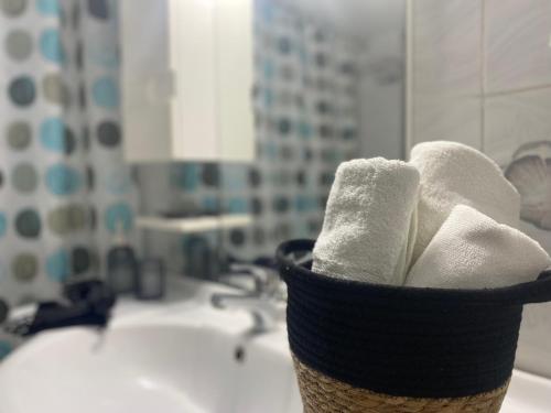 卡尔帕索斯Oxo Kamara Apartment的浴室水槽上方的毛巾篮