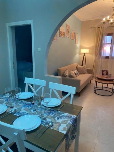 卡尔帕索斯Oxo Kamara Apartment的客厅配有带酒杯的桌子