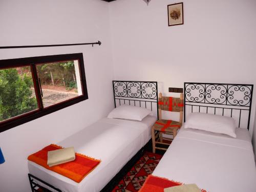奥比丹petite jolie maison vue sur lac的带窗户的客房内的两张床