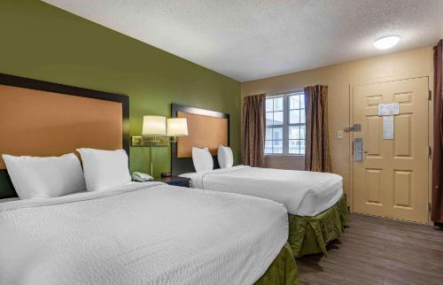 列克星敦列克星敦 - 尼古拉斯维尔路 - 美国长住酒店的酒店客房设有两张床和窗户。