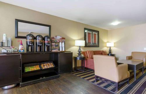 埃尔帕索美国-埃尔帕索-西部长住酒店的酒店客房设有带桌椅的等候区。