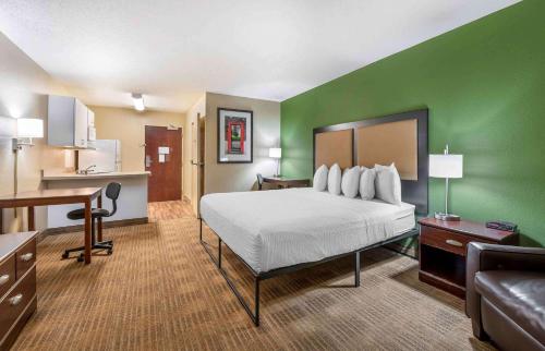 印第安纳波利斯印第安纳波利斯机场长住酒店的酒店客房带一张床和一个厨房