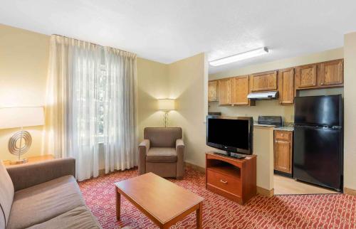 纽波特纽斯Extended Stay America Suites - Newport News - Yorktown的带沙发和电视的客厅以及厨房。