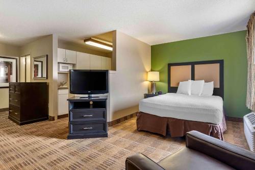 沃思堡美国长住酒店 - 沃思堡 - 化石溪的一间卧室配有一张床和一台平面电视