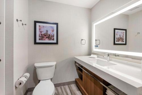 加拉廷Comfort Inn & Suites Gallatin - Nashville Metro的一间带水槽、卫生间和镜子的浴室