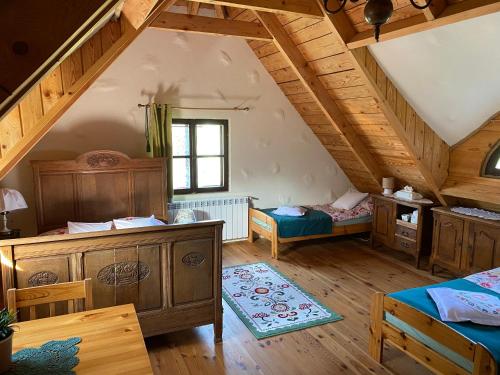 KałdunySkansen Pomezania的阁楼间设有两张床和木制天花板