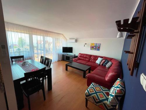 亚斯塔尔尼亚Villa REJS Jastarnia的客厅配有红色的沙发和桌子