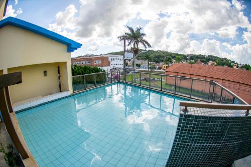 圣若昂-德雷普萨达罗图恩达酒店的享有大楼景致的游泳池