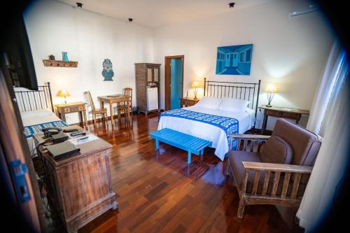圣若昂-德雷普萨达罗图恩达酒店的卧室配有一张床和一张桌子及椅子