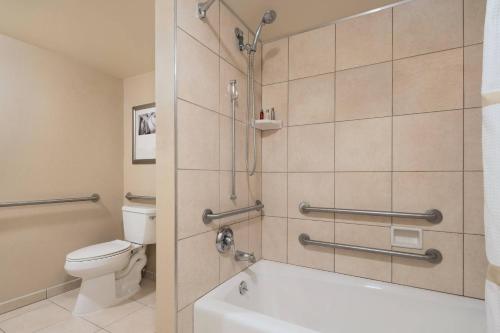 安纳海姆阿纳海姆万豪套房酒店 的带淋浴和卫生间的浴室