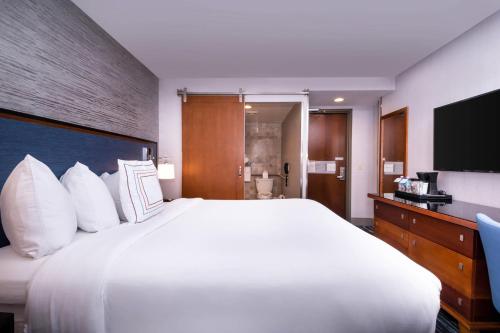纽约纽约曼哈顿/时代广场费尔菲尔德客栈的一张大白色的床,位于酒店客房内