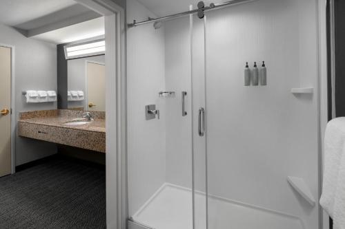 伯班克洛杉矶伯班克机场万怡酒店的带淋浴和盥洗盆的浴室