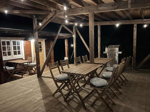 芦原市Jyuuraku no mori - Vacation STAY 50432v的木制甲板上的木桌和椅子