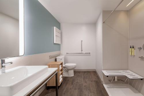 盐湖城Element Salt Lake City Downtown的白色的浴室设有水槽和卫生间。