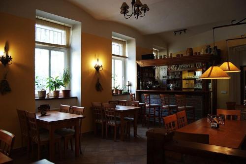 特普利采萨拉亚康体旅馆的餐厅设有木桌、椅子和窗户。
