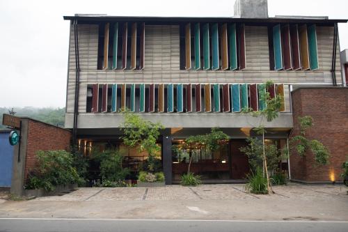 康提Lake Avenue Hotel Kandy的建筑的侧面有五颜六色的窗户