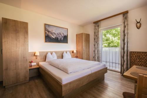 富尔普梅斯Apartments Morandell的一间卧室设有一张大床和一个窗户。