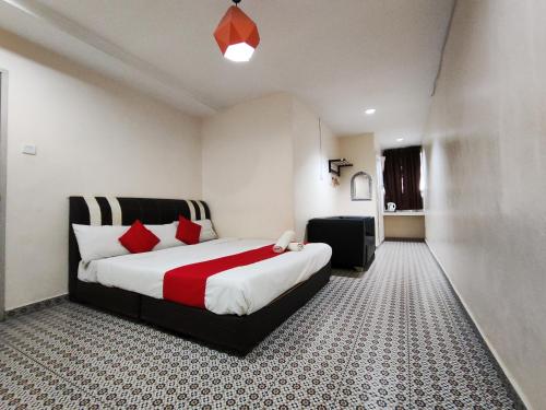丹那拉打Ar Rayyan Hotel的一间卧室配有一张带红色枕头的大床