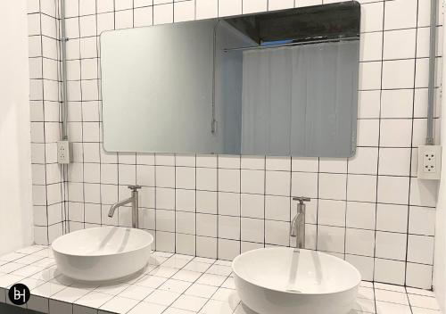 Ban KohongBAAN650 Hostel的浴室设有2个水槽和镜子