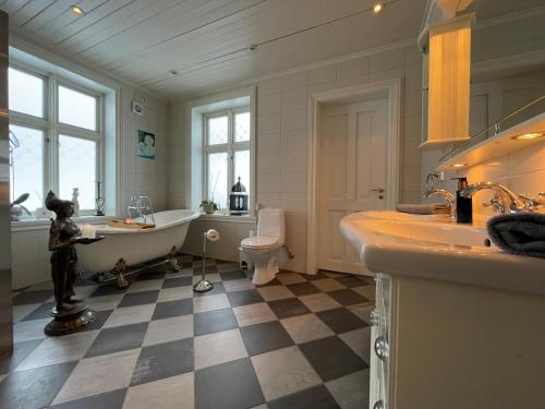 SykkylvenMonshaugen Home的带浴缸、盥洗盆和卫生间的浴室