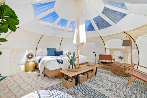 拜伦湾Ingenia Holidays Byron Bay的帐篷内一间卧室,配有一张床