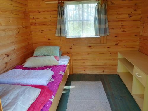 普马拉Kalliomökki的小木屋内带两张床的房间