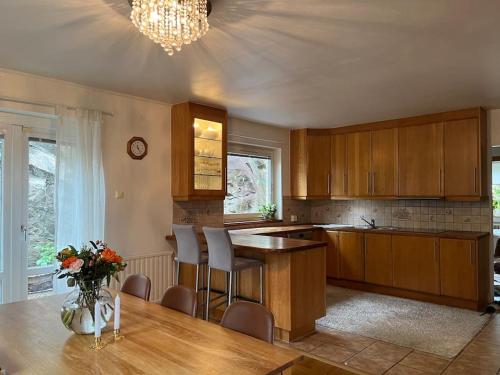 哥德堡Grand villa with great location!的厨房配有桌椅和花瓶