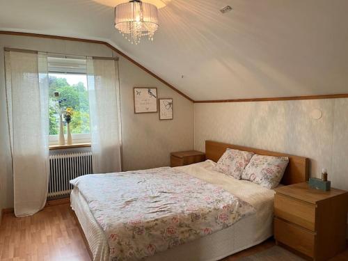 哥德堡Grand villa with great location!的一间卧室设有一张大床和一个窗户。