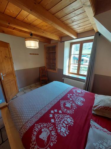 莱托利艾奎瓦尔农家乐的一间卧室配有一张带红色毯子的床