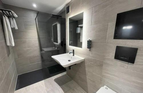 史云顿Lydiard Park Hotel & Conference Centre的浴室配有白色水槽和淋浴。