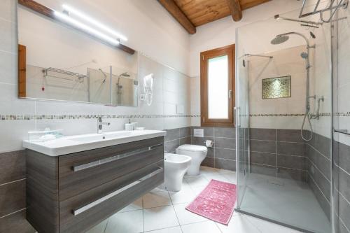 Casa Suestellas的一间带水槽、淋浴和卫生间的浴室