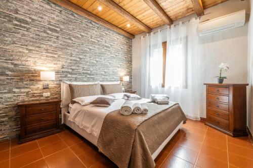 Casa Suestellas的一间卧室设有一张大床和砖墙