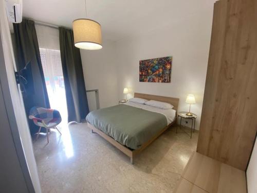 塔兰托affittacamere San Michele的卧室配有1张床、1张桌子和1把椅子