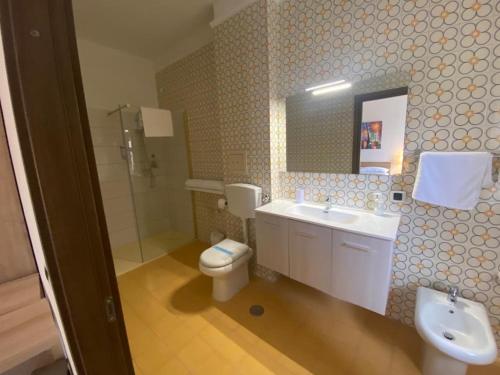 塔兰托affittacamere San Michele的一间带卫生间、水槽和镜子的浴室