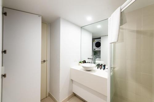 金斯顿Griffin 175的白色的浴室设有水槽和镜子