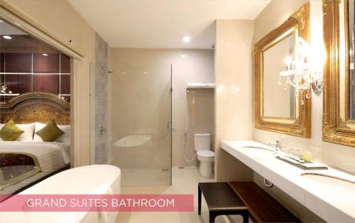 梭罗Ramada Suites By Wyndham Solo的一间带水槽和淋浴的浴室以及一张床