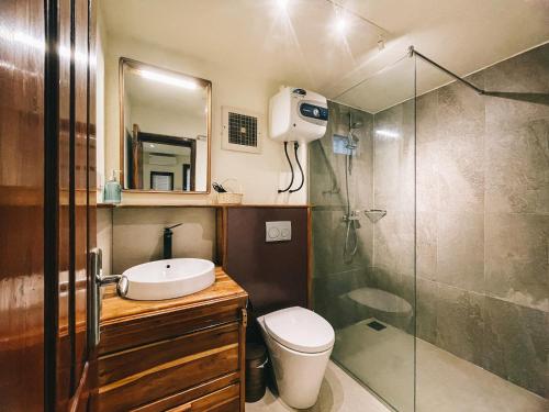 纳闽巴霍Cool Breeze Authentic Hotel Labuan Bajo Komodo的带淋浴、盥洗盆和卫生间的浴室