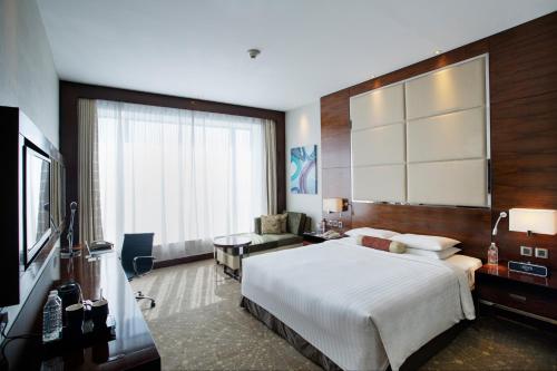 Chākan浦那查坎万怡酒店的酒店客房设有一张大床和一台电视。