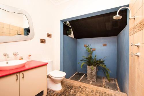 布鲁姆Asrama Broome的一间带卫生间、水槽和镜子的浴室