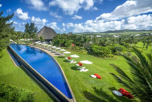 贝隆布尔SO/ Sofitel Mauritius的享有带躺椅的度假游泳池的空中景致
