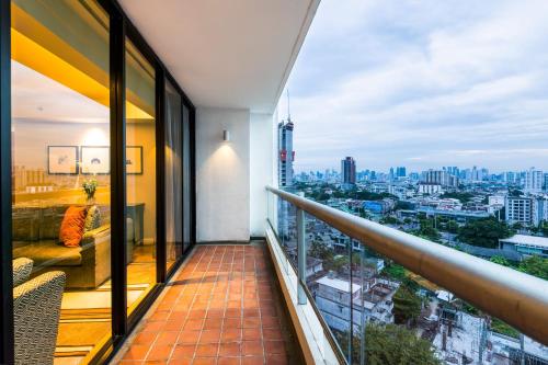 曼谷察殿曼谷沙屯酒店式公寓的市景阳台