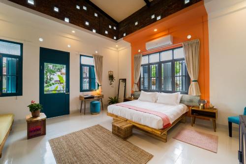 琅勃拉邦Baan Pila的一间设有床铺的卧室,位于带窗户的房间内