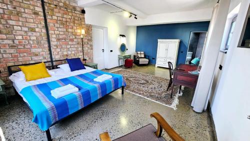 博斯特里Alma Villa Guest House - Bosteri的一间卧室设有一张床和砖墙