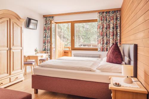 斯图姆Bed & Breakfast Hotel Märzenklamm的一间卧室设有一张床和一个窗口