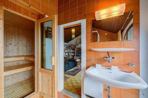 ArannoCasa Dell'Antonio - Happy Rentals的一间带水槽和镜子的浴室
