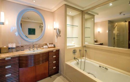 贵阳贵阳喜来登贵航酒店的带浴缸、水槽和镜子的浴室