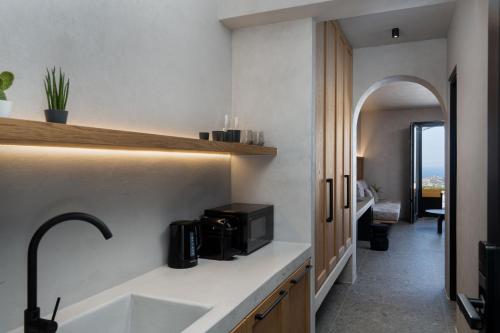 皮尔戈斯La Torretta的厨房配有水槽和微波炉