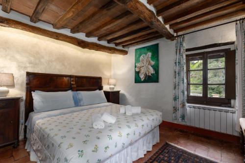 蒙特里久尼Casale Mulin Bianco的一间卧室设有一张床和一个窗口